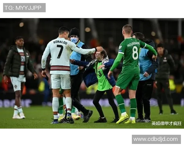 欧冠赛场惊现奇葩事件球迷冲入场内强抢C罗球衣 欧冠赛场惊现奇葩事件球迷冲入场内强抢C罗球衣