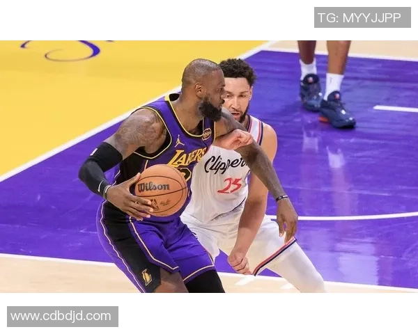 詹姆斯对阵尼克斯精彩比赛录像回顾与分析，重温经典瞬间与战术对决